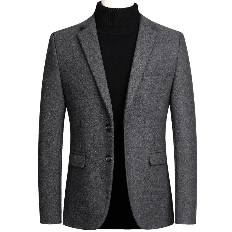 Blazer Masculino Slim Fit Luzatti LZ027, modelagem refinada, tecido premium e acabamento sofisticado para um visual elegante e confortável.