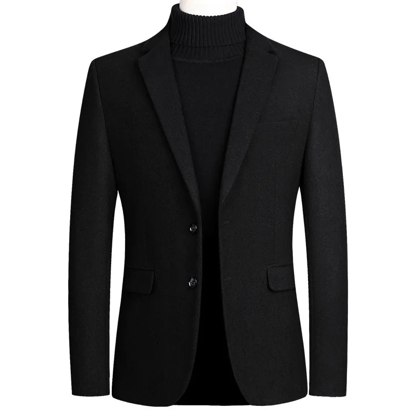 Blazer Masculino Slim Fit Luzatti LZ027, modelagem refinada, tecido premium e acabamento sofisticado para um visual elegante e confortável.