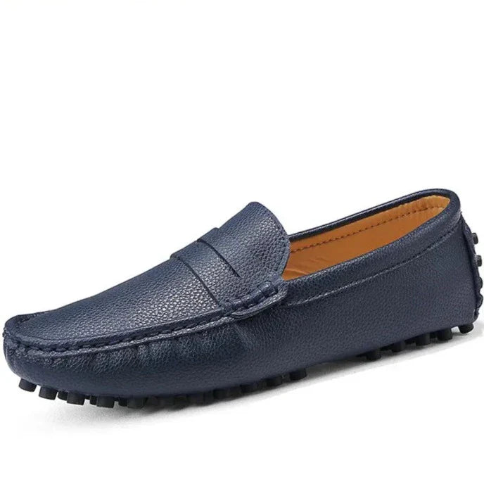 Mocassim Masculino em Couro Luzatti LZ041, com solado flexível, palmilha macia e acabamento sofisticado, perfeito para looks casuais e formais.