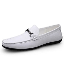 Mocassim Masculino em Couro Luzatti LZ042, design clássico e sofisticado, acabamento artesanal, palmilha macia e solado flexível para máximo conforto.