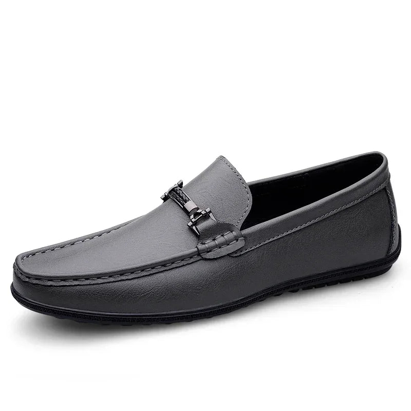 Mocassim Masculino em Couro Luzatti LZ042, design clássico e sofisticado, acabamento artesanal, palmilha macia e solado flexível para máximo conforto.