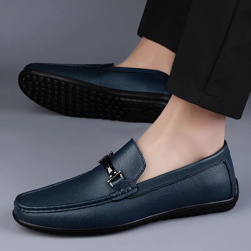 Mocassim Masculino em Couro Luzatti LZ042, design clássico e sofisticado, acabamento artesanal, palmilha macia e solado flexível para máximo conforto.