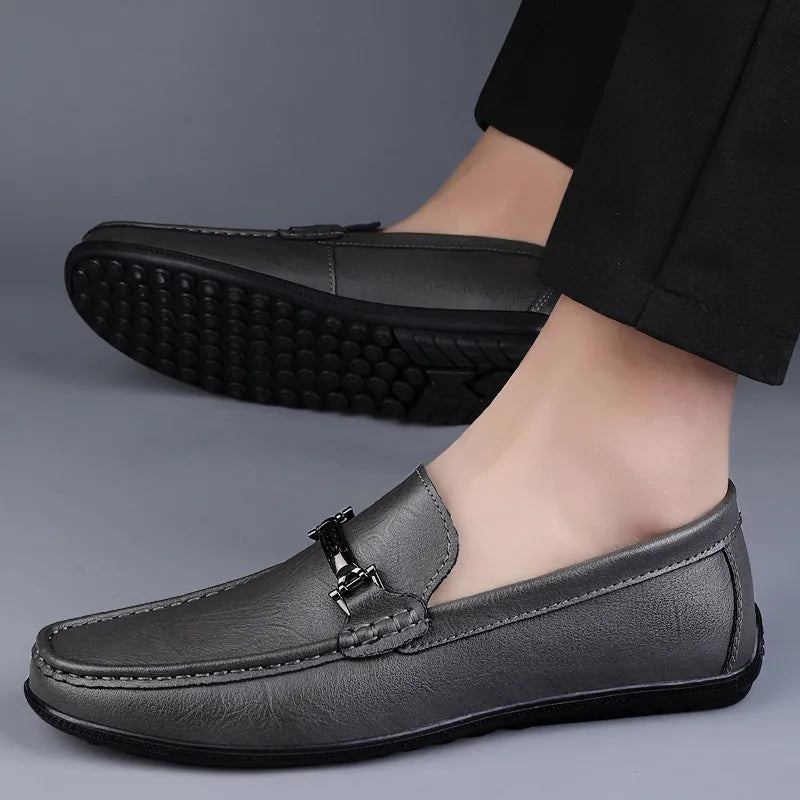 Mocassim Masculino em Couro Luzatti LZ042, design clássico e sofisticado, acabamento artesanal, palmilha macia e solado flexível para máximo conforto.