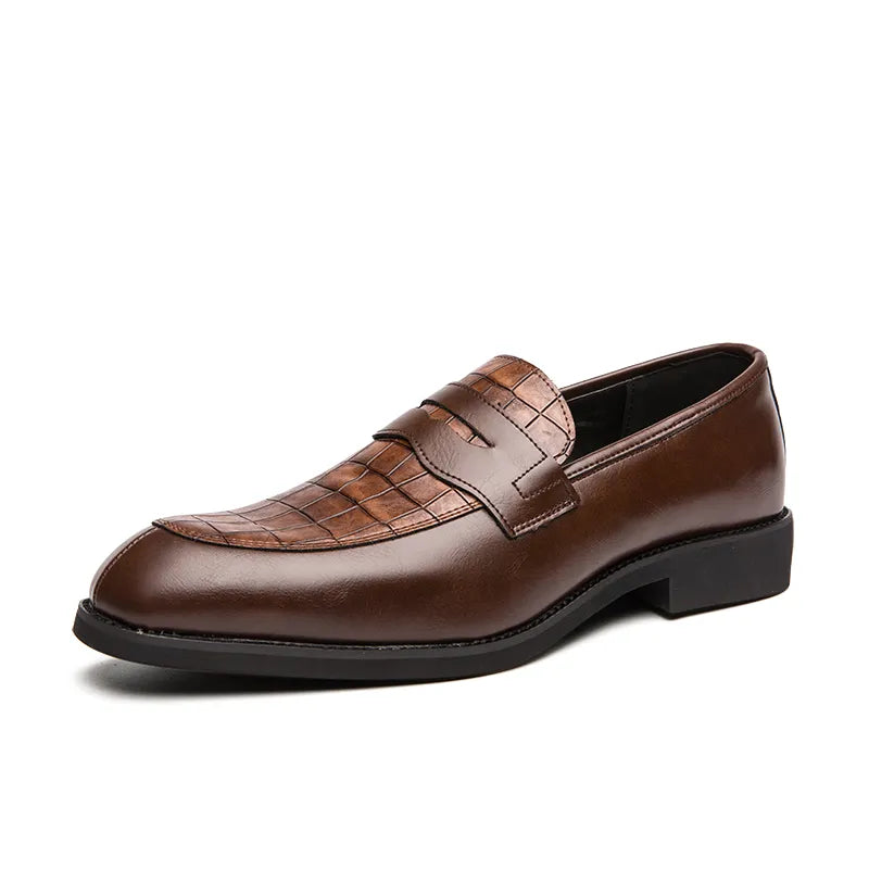 Mocassim Masculino Luzatti LZ044 em couro, design clássico e sofisticado, acabamento artesanal, palmilha acolchoada e solado flexível para máximo conforto.