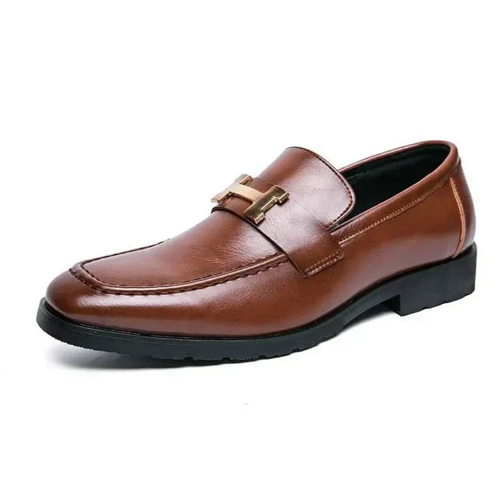 Mocassim Masculino em Couro Luzatti LZ045, design clássico e sofisticado, acabamento artesanal, palmilha acolchoada e solado flexível para máximo conforto.