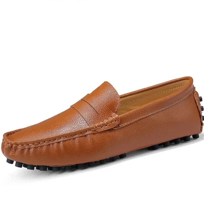 Mocassim Masculino em Couro Luzatti LZ041, com solado flexível, palmilha macia e acabamento sofisticado, perfeito para looks casuais e formais.