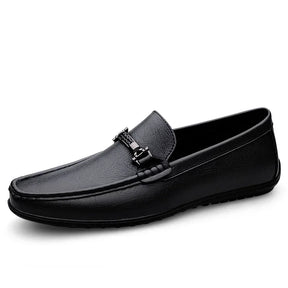 Mocassim Masculino em Couro Luzatti LZ042, design clássico e sofisticado, acabamento artesanal, palmilha macia e solado flexível para máximo conforto.